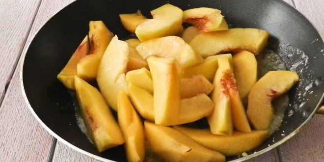 Рецепт пирога из слоеного теста с персиками