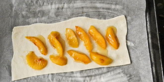 Рецепт пирога из слоеного теста с персиками