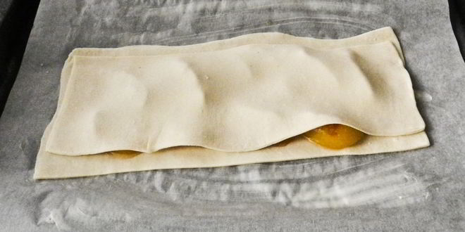 Рецепт пирога из слоеного теста с персиками