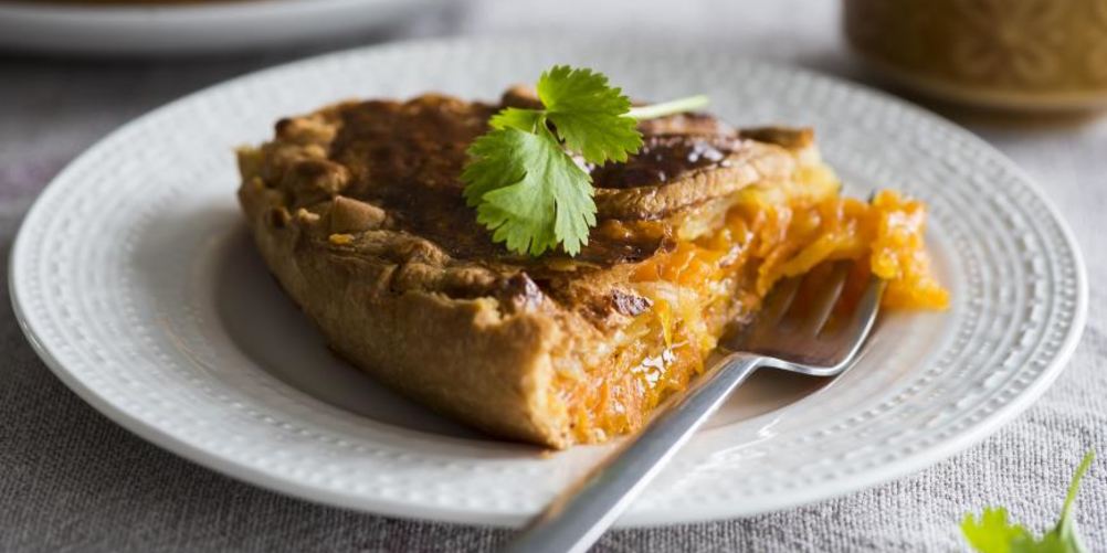 Как приготовить пирог с молодой морковью, изюмом и медом