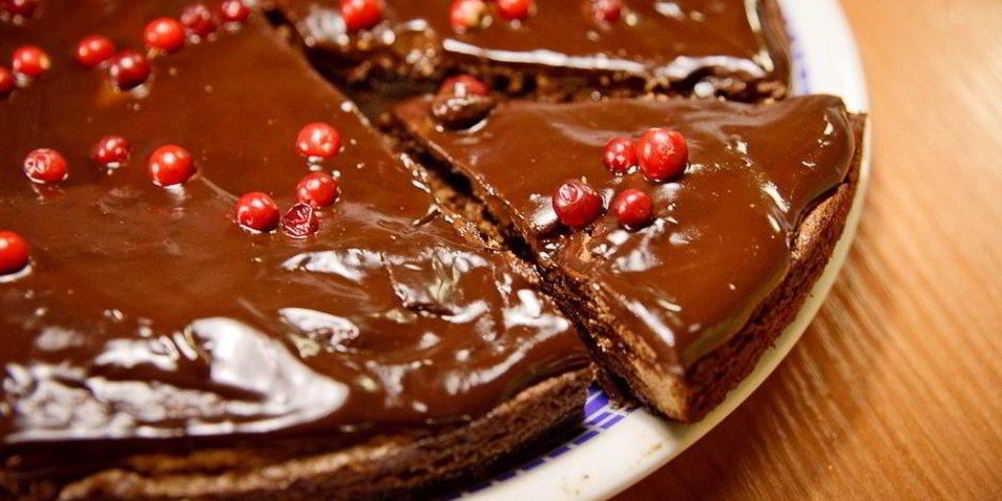 Как приготовить шоколадный пирог с брусникой