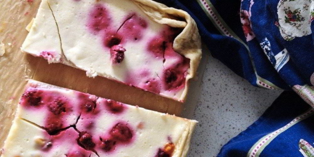 Как приготовить сладкий сметанный пирог с ягодами