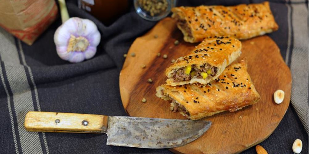 Как приготовить быстрые пирожки с фаршем, сыром и кукурузой