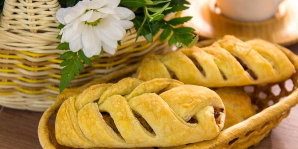 Как приготовить пирожки из слоеного теста с капустой, беконом и фаршем