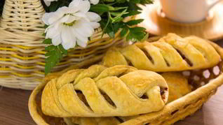 Рецепт Пирожков из слоеного теста с капустой, беконом и фаршем