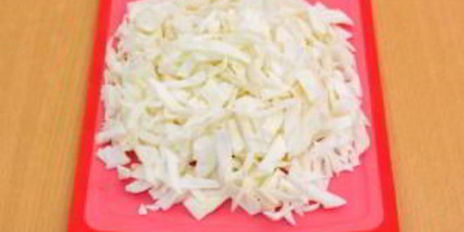 Рецепт пирожков из слоеного теста с капустой, беконом и фаршем