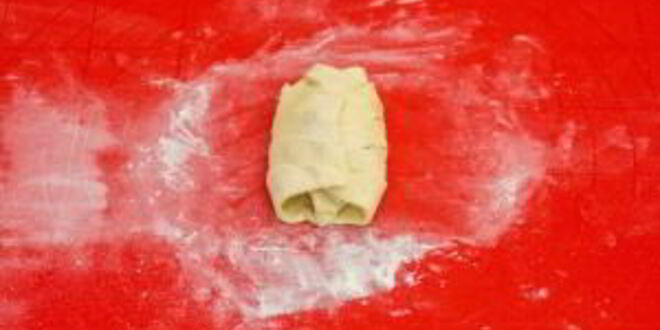 Рецепт пирожков из слоеного теста с капустой, беконом и фаршем