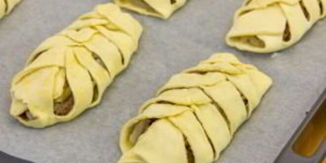 Рецепт пирожков из слоеного теста с капустой, беконом и фаршем