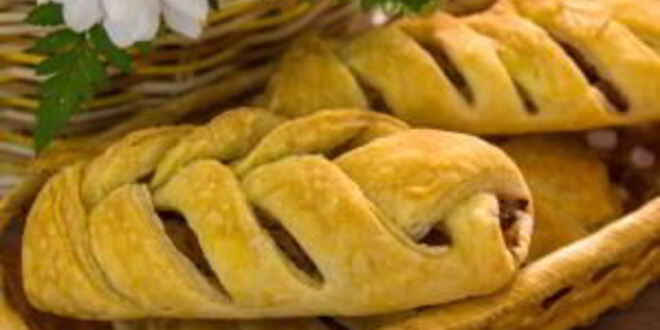 Рецепт пирожков из слоеного теста с капустой, беконом и фаршем