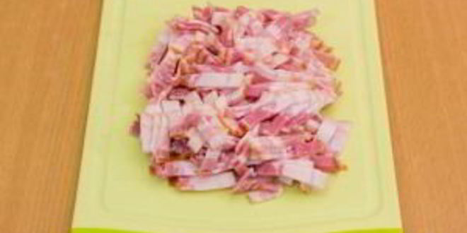 Рецепт пирожков из слоеного теста с капустой, беконом и фаршем