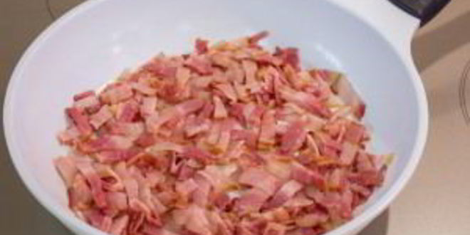 Рецепт пирожков из слоеного теста с капустой, беконом и фаршем