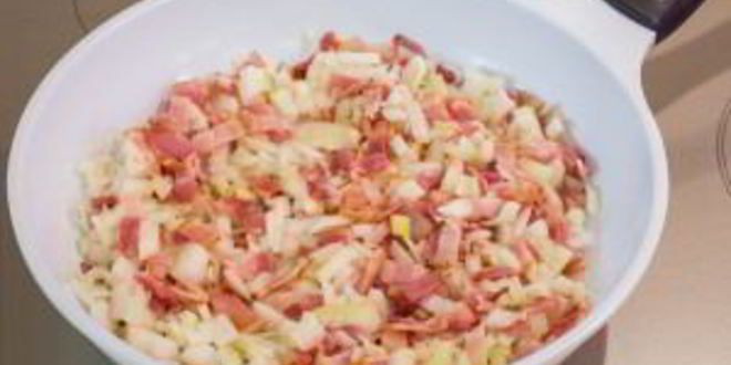 Рецепт пирожков из слоеного теста с капустой, беконом и фаршем