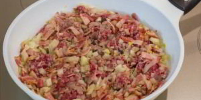 Рецепт пирожков из слоеного теста с капустой, беконом и фаршем