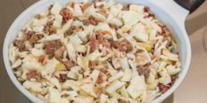 Рецепт пирожков из слоеного теста с капустой, беконом и фаршем