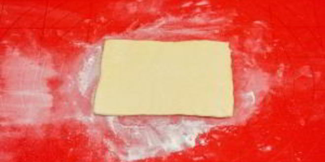 Рецепт пирожков из слоеного теста с капустой, беконом и фаршем