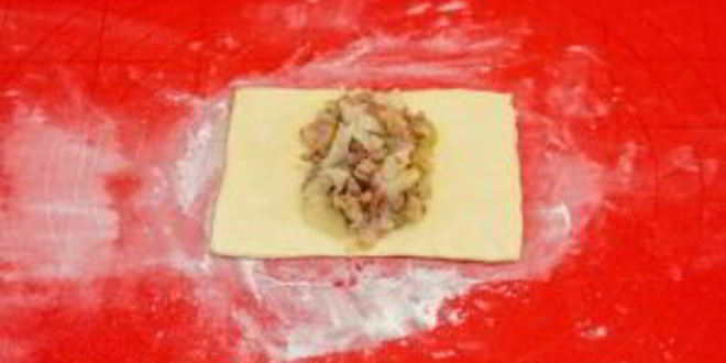 Рецепт пирожков из слоеного теста с капустой, беконом и фаршем