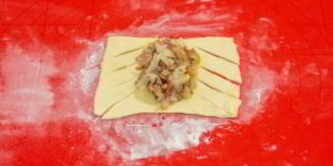 Рецепт пирожков из слоеного теста с капустой, беконом и фаршем