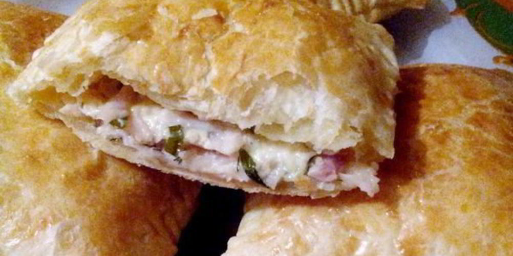Как приготовить пирожки из слоеного теста с сыром и ветчиной