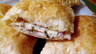 Рецепт Пирожков из слоеного теста с сыром и ветчиной