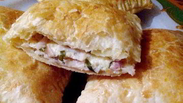 Рецепт Пирожков из слоеного теста с сыром и ветчиной