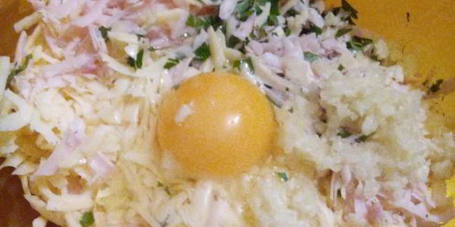 Рецепт пирожков из слоеного теста с сыром и ветчиной