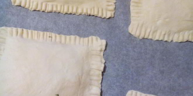 Рецепт пирожков из слоеного теста с сыром и ветчиной