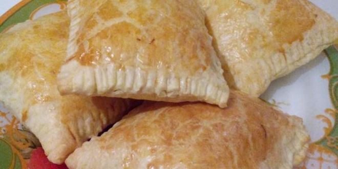 Рецепт пирожков из слоеного теста с сыром и ветчиной