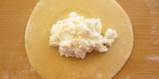 Рецепт пирожков из слоеного теста с творожной начинкой