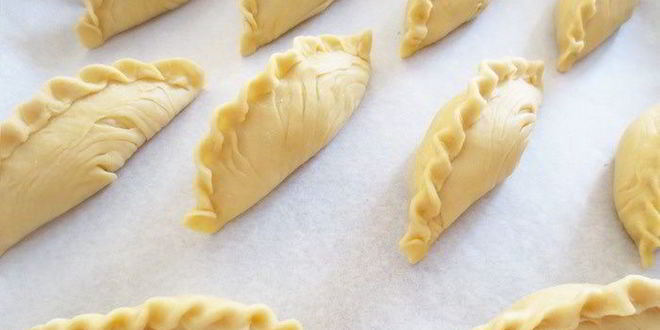 Рецепт пирожков из слоеного теста с творожной начинкой