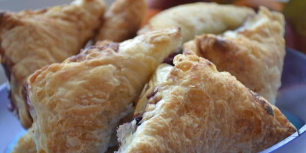 Как приготовить слоеные пирожки с черникой и ванильным сахаром