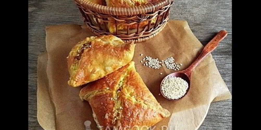Как приготовить слоеные пирожки с мясом и грибами