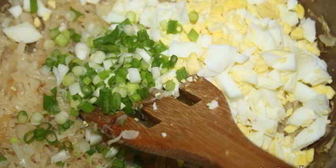 Рецепт содовых пирожков с капустой, луком и яйцом