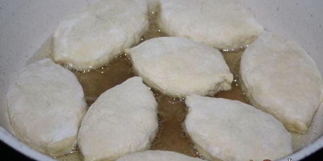 Рецепт содовых пирожков с капустой, луком и яйцом