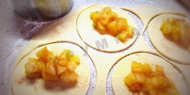 Рецепт творожных пирожков в духовке с яблоком и корицей