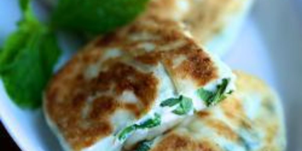 Как приготовить жареные пирожки с брынзой, картошкой и зеленью