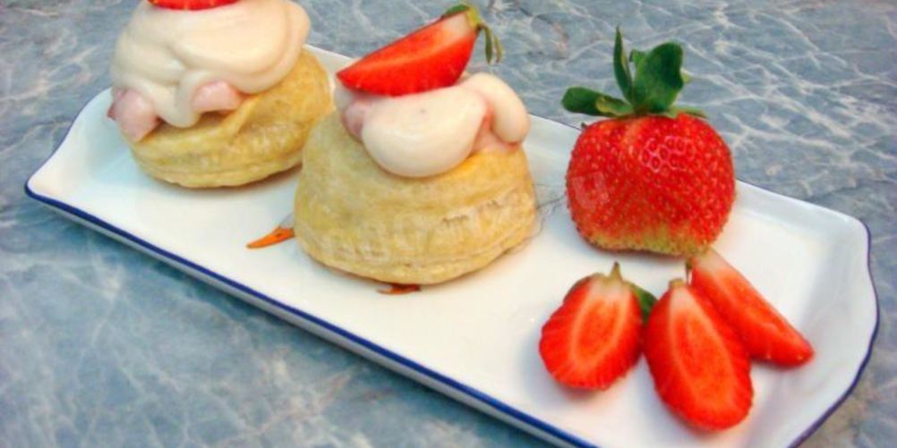 Как приготовить пирожные из слоеного теста со сливочно-клубничным кремом