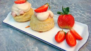 Рецепт Пирожных из слоеного теста со сливочно-клубничным кремом