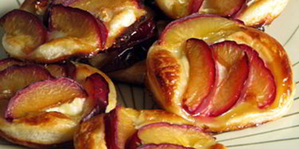 Как приготовить пирожные со сливами и козьим сыром