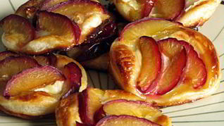 Рецепт Пирожных со сливами и козьим сыром