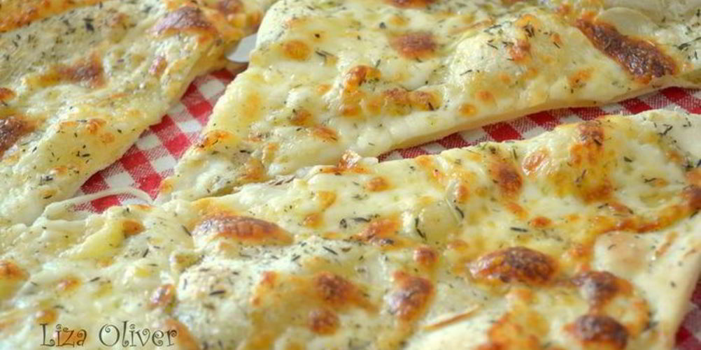 Как приготовить чесночную пиццу с моцареллой