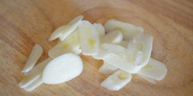 Рецепт чесночной пиццы с моцареллой