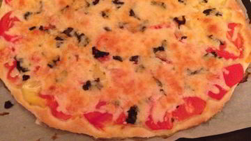 Рецепт Пиццы Маргарита с тертым сыром моцарелла на готовом тесте