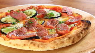Рецепт Пиццы с баклажанами и колбасой