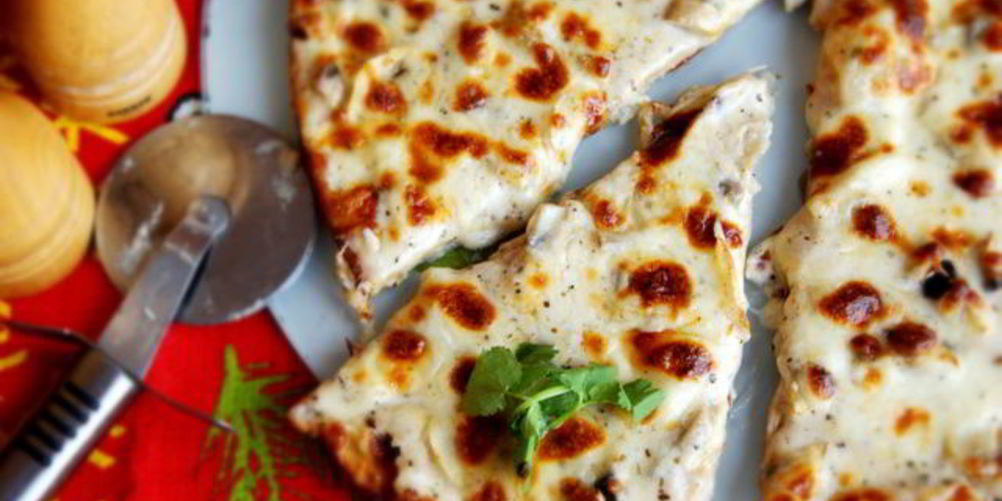 Как приготовить пиццу с белым соусом и шампиньонами