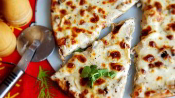 Рецепт Пиццы с белым соусом и шампиньонами