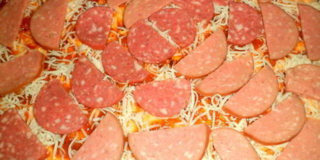 Рецепт пиццы с колбасой и оливками