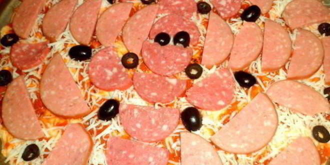 Рецепт пиццы с колбасой и оливками