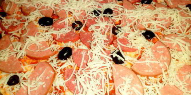 Рецепт пиццы с колбасой и оливками