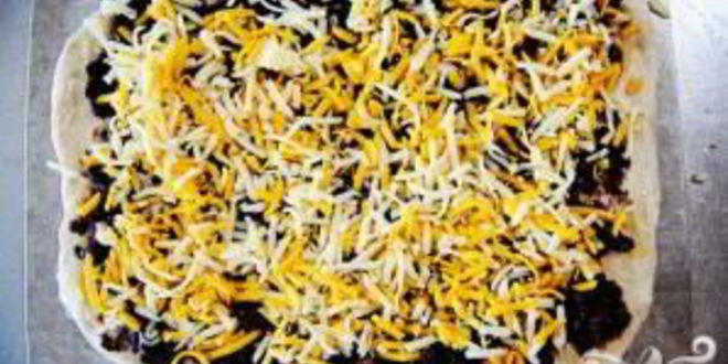 Рецепт пиццы с кукурузными лепешками, фасолью и сыром