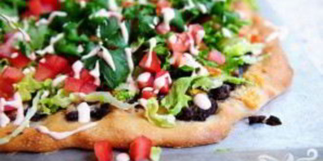 Рецепт пиццы с кукурузными лепешками, фасолью и сыром